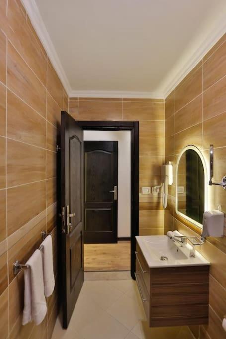 Parkside Boutique 3 Bbr Serviced Apartment - Ocean Blue - Near Airport Kairo Exterior foto